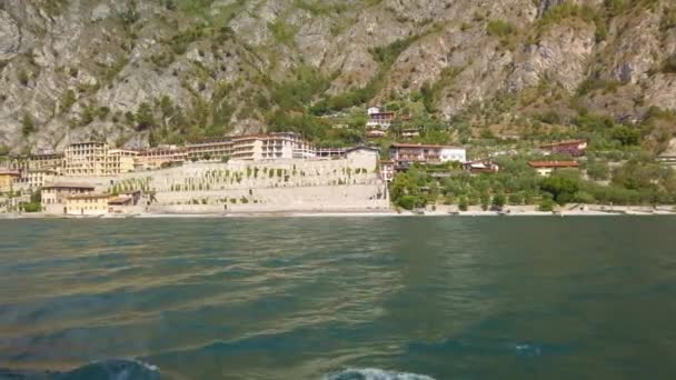 Garda gölü kıyısındaki Limone şehrine doğru yol alıyoruz. Turist feribotundan vurulmuş. Güneşli güzel bir yaz günü. 4K stok video - Video, Çekim