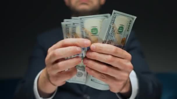 Τυπικά ντυμένος άντρας που μετράει χαρτονομίσματα των ΗΠΑ, κοντινό πλάνο. Έννοια της επένδυσης, της επιτυχίας, των οικονομικών προοπτικών ή της επαγγελματικής εξέλιξης. Επιτάχυνση βίντεο - Πλάνα, βίντεο
