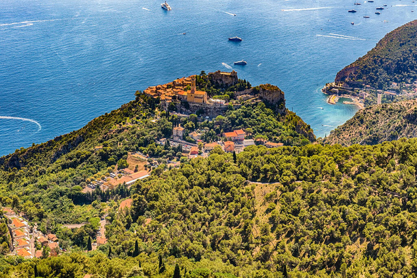 Vista panoramica sulla costa della Costa Azzurra vicino alla città di Eze, iconico villaggio vicino alla città di Nizza, Costa Azzurra, Francia - Foto, immagini