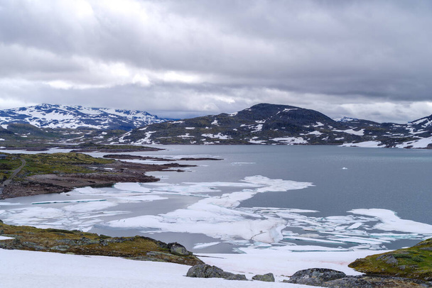 norwegijskie jezioro z lodem w środku - Zdjęcie, obraz