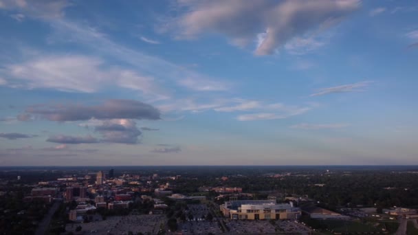 Vanaf drone uitzicht op het centrum district van Lexington, KY en panning richting Universiteit van Kentucky campus en parken in het oosten van de stad. - Video