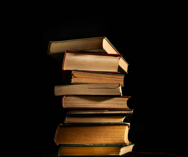Montón de libros sobre fondo negro - Foto, imagen