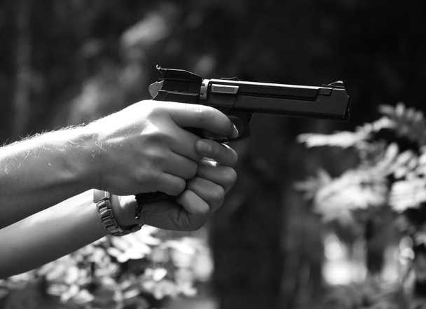 Пистолет в руке
 - Фото, изображение