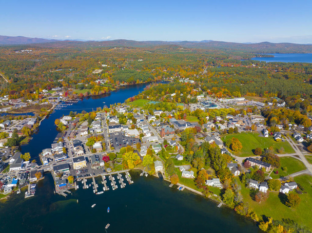 Wolfeboro centro histórico de la ciudad en Back Bay en el lago Winnipesaukee vista aérea en otoño, ciudad de Wolfeboro, New Hampshire NH, EE.UU..  - Foto, Imagen
