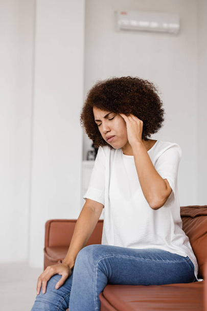 Przygnębiona dziewczyna z migrenowym bólem głowy. Smutna Afroamerykanka dotyka świątyń z powodu stresu i rozpaczy w jej życiu. Problemy w życiu - Zdjęcie, obraz