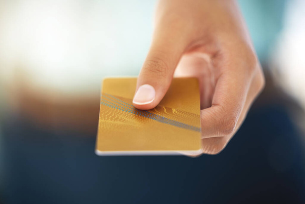 Platit kartou je výhodné. nerozpoznatelná osoba držící kreditní kartu - Fotografie, Obrázek
