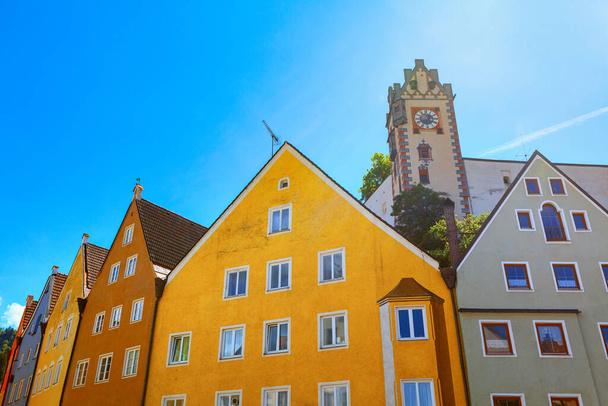Német színes házak. Lakóházak Fussen Németország  - Fotó, kép