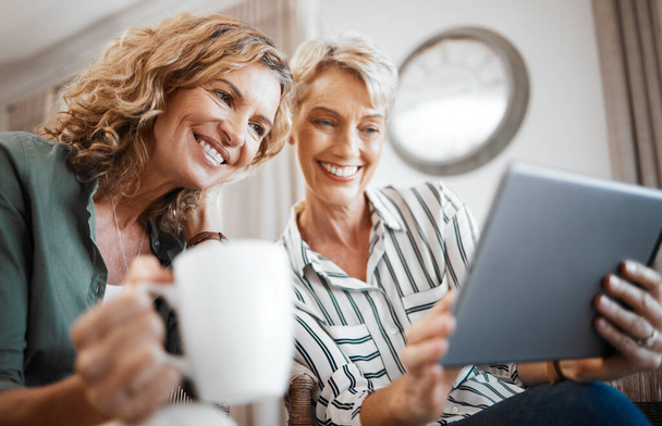 Ez a videó nagyon vicces. két női barát kávét iszik digitális tabletta használata közben - Fotó, kép