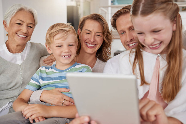 Μεγάλη οικογένεια, παιδιά και tablet για μάθηση, online εκπαίδευση και μάθηση ιστοσελίδα στο σπίτι καναπέ με τους γονείς και τους παππούδες. Ευτυχισμένες γυναίκες και άνδρες με παιδιά για διαδικτυακό παιχνίδι ή βιντεοκλήση. - Φωτογραφία, εικόνα
