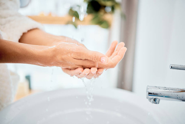 Arrêtez la propagation des germes. une femme se lave les mains dans sa salle de bain - Photo, image