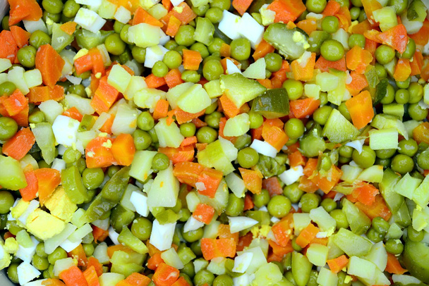 Preparação de salada fundo com pepino, ovo, batata, cenoura
 - Foto, Imagem