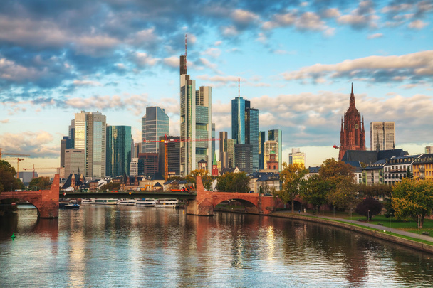 Франкфуртский городской пейзаж на рассвете
 - Фото, изображение