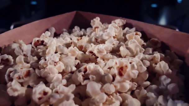 Kino a zábava, popcorn box v kině pro televizní pořady streaming služby a produkce filmového průmyslu. Vysoce kvalitní 4K záběry - Záběry, video