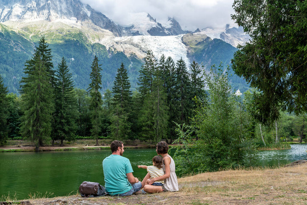 A család a Gaillands tónál tölti a délutánt Chamonix-ban, francia Alpokban.. - Fotó, kép