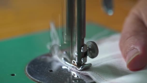 Primer plano de las agujas en una máquina de coser vintage tela de coser - Imágenes, Vídeo