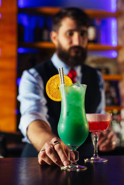 primer plano de barman decorar cóctel laguna azul - Foto, Imagen