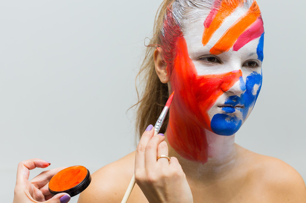 Použití kreativní make-up na tváři dívka - Fotografie, Obrázek