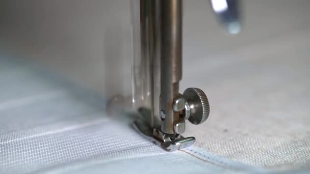 Крупный план иголок на старинной швейной машинке швейная ткань - Кадры, видео