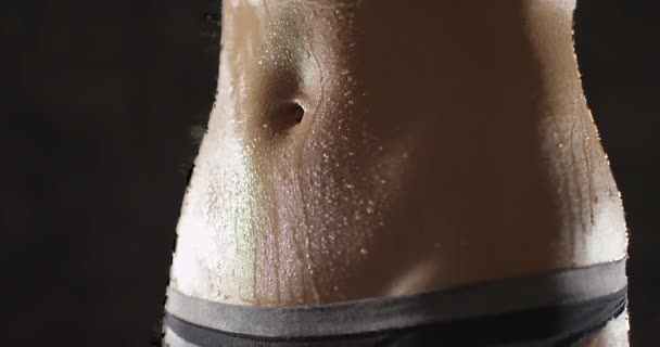 Retrato de la cintura de la mujer fitness activa sudando de entrenamiento
 - Metraje, vídeo
