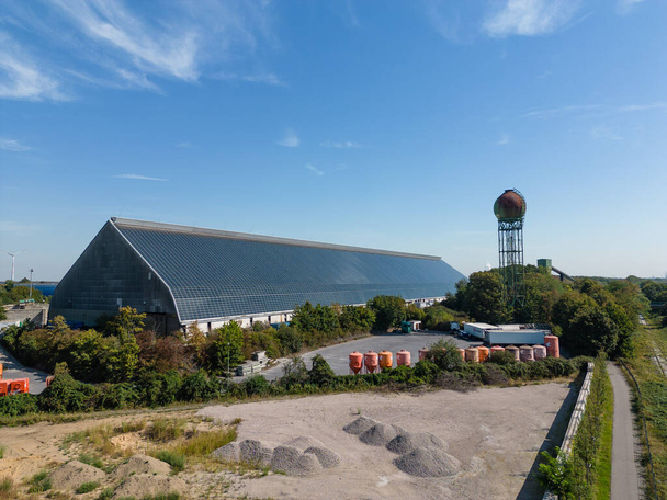 Солнечные панели на крыше производственного цеха в Северном Рейне-Вестфалии. - Фото, изображение