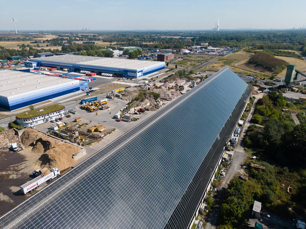 Kuzey Ren-Vestfalya 'da bir üretim salonunun çatısındaki güneş panelleri.. - Fotoğraf, Görsel