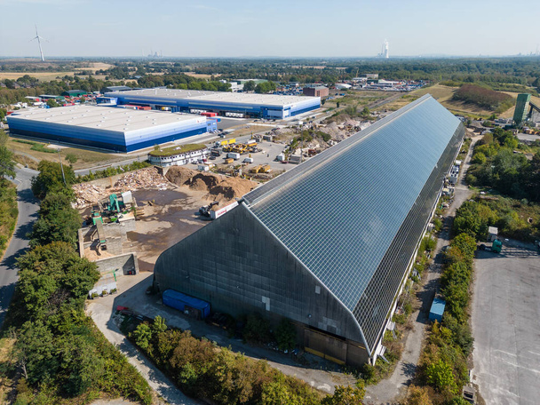 Солнечные панели на крыше производственного цеха в Северном Рейне-Вестфалии. - Фото, изображение