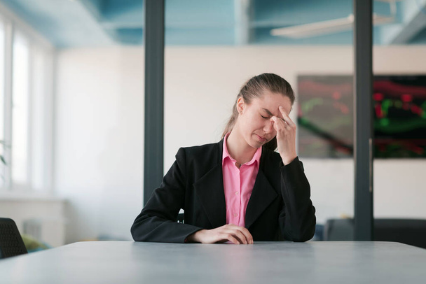 Втомившись від стресу бізнес-леді відчуває сильний головний біль масажу храмів виснажених від перевтоми, перевантажених пані виконавчого працівника, що страждає від болю в голові або хронічної мігрені в офісі
 - Фото, зображення