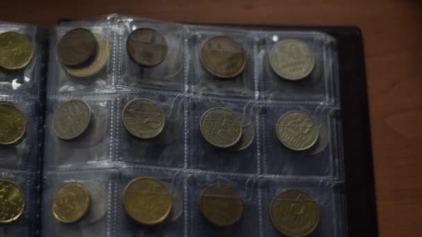Συλλογή νομισμάτων από όλο τον κόσμο, παλιά και σύγχρονα νομίσματα. λεπτά ευρώ και δολάρια ΗΠΑ. - Πλάνα, βίντεο