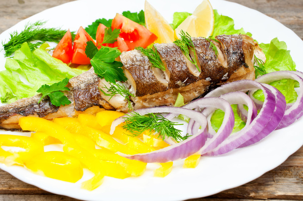 merluza de pescado al horno con verduras en un plato
  - Foto, Imagen