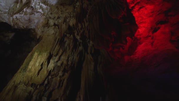 Stalaktiten und Stalagnite in der Prometheus-Höhle, Georgia. - Filmmaterial, Video