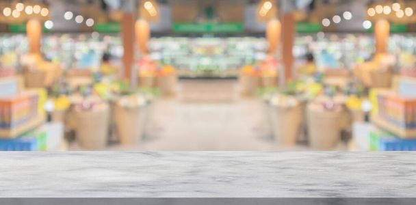 Plateau de table vide en marbre avec allée d'épicerie de supermarché et étagères fond flou - Photo, image