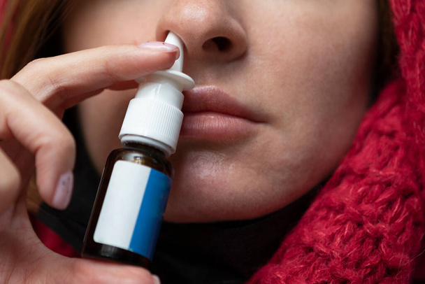 Zamknij portret chorej podrażnionej kobiety z czerwonym nosem cierpiącej na grypę i próbującej się leczyć - Zdjęcie, obraz