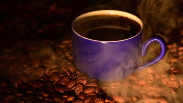 Eine Tasse Kaffee zwischen gerösteten Kaffeebohnen in leichtem Rauch, HD-Video und Zeitlupe. - Filmmaterial, Video