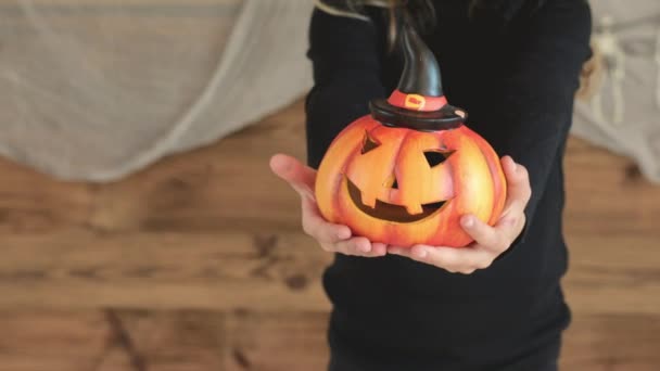 Egy halloween jelmezes lány. Kiváló minőségű 4k felvételek - Felvétel, videó