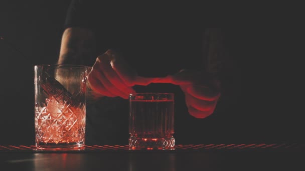 Barman prépare un cocktail sur un bar - Séquence, vidéo