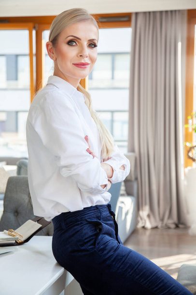 Portrét mladé dospělé atraktivní podnikatelky v bílé košili na domácí kanceláři - Fotografie, Obrázek