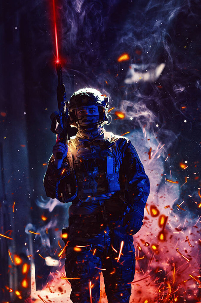 Soldat de l'armée en uniforme de combat avec un fusil d'assaut et un casque de combat mission de nuit fond sombre. Effet de lumière gel bleu et violet. Photo de haute qualité - Photo, image