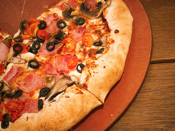 Піца капучиноза з сирною фаршированою скоринкою в піцерії, харчування крупним планом
 - Фото, зображення
