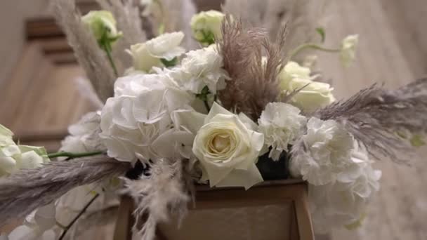 Hochzeitsstrauß aus Blumen auf einem Sockel. Nahaufnahme. Hochwertiges FullHD-Filmmaterial - Filmmaterial, Video