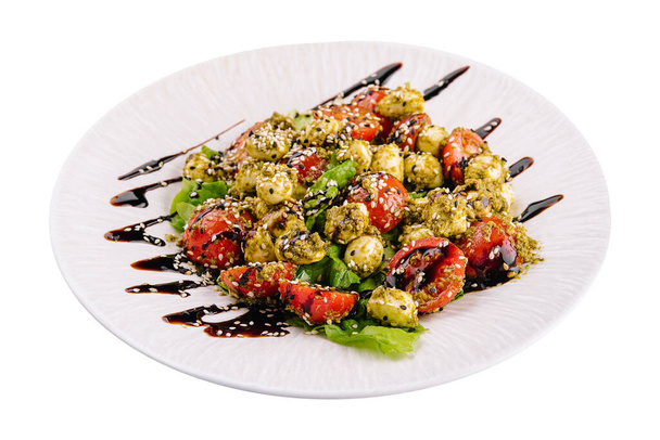 insalata con pomodori e mozzarella con foglie di basilico e strisce di salsa di soia - Foto, immagini