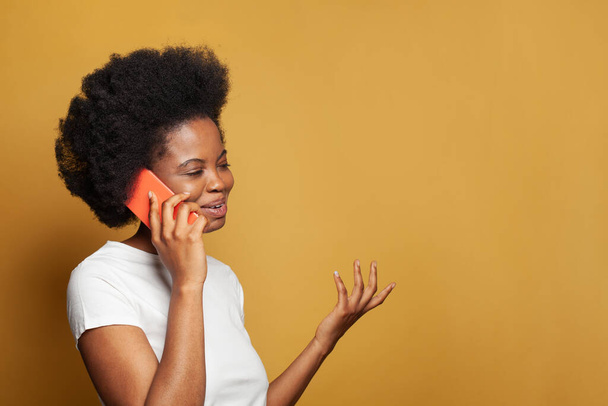 Canlı sarı arka planda mutlu kadın telefonu - Fotoğraf, Görsel