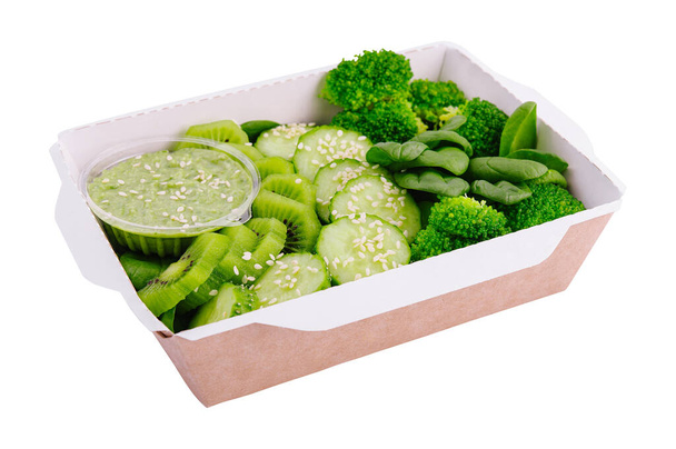 juego verde de verduras y frutas en una caja de cartón - Foto, Imagen