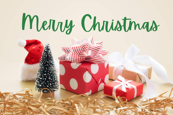 Frohe Weihnachten mit roten Geschenkboxen und Ornament auf goldenem Hintergrund - Foto, Bild