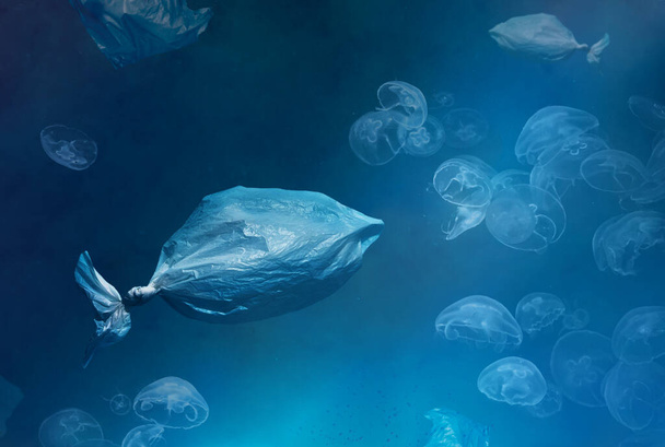contaminación ambiental y marina, bolsas de plástico en forma de peces arrojados al mar y medusas - Foto, Imagen