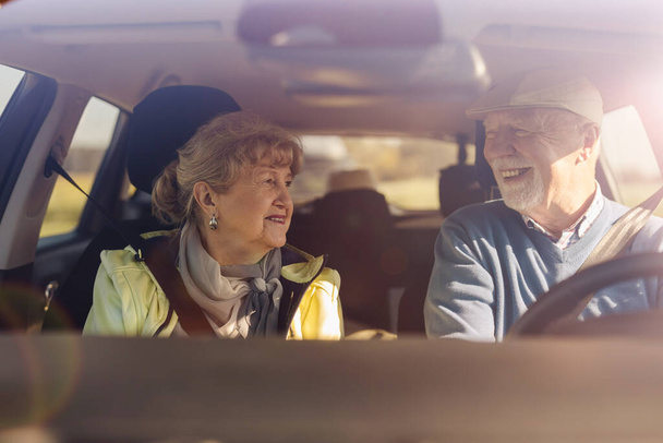 couple âgé conduisant une voiture - Photo, image