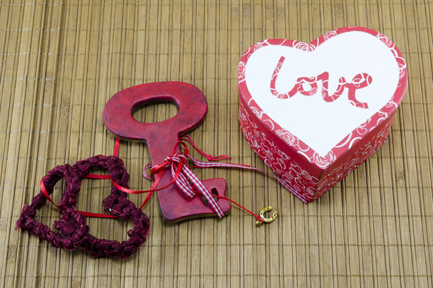 Δαντέλα καρδιές, κουτί σε σχήμα καρδιάς και ένα κλειδί - Φωτογραφία, εικόνα
