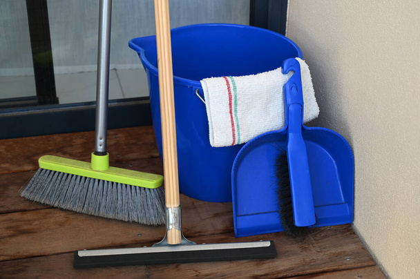 Varie attrezzature per la pulizia conservate sul pavimento in legno  - Foto, immagini