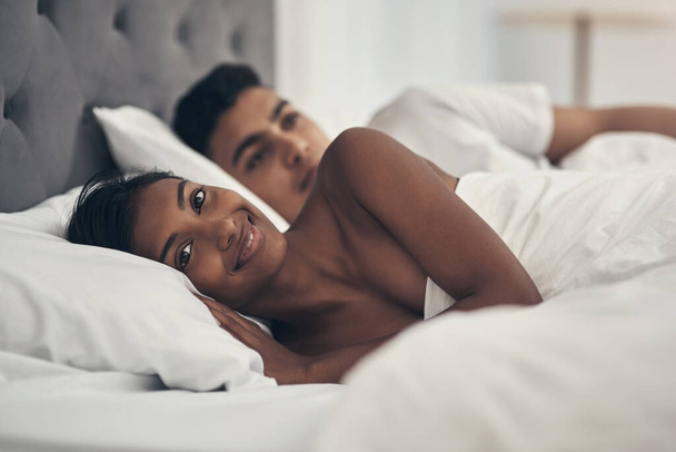 Adoriamo fare i pisolini insieme. una giovane coppia sdraiata a letto a casa - Foto, immagini