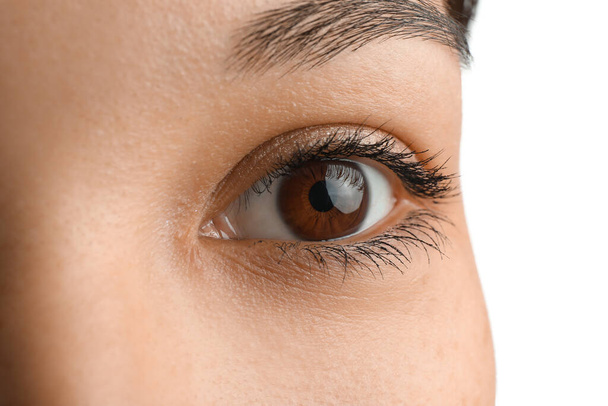 Νεαρή Ασιάτισσα με καστανά μάτια σε λευκό φόντο, κοντινό πλάνο - Φωτογραφία, εικόνα