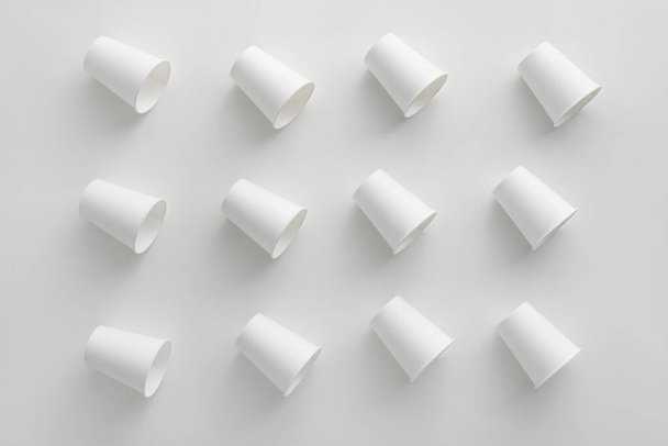 Modèle composé de tasses en papier sur fond blanc - Photo, image